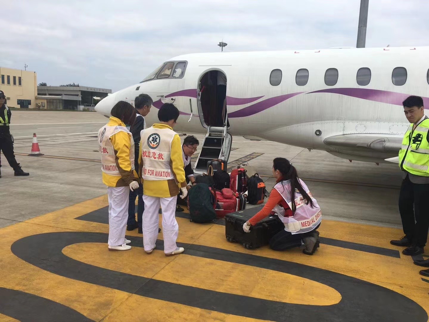 梅州香港出入境救护车出租